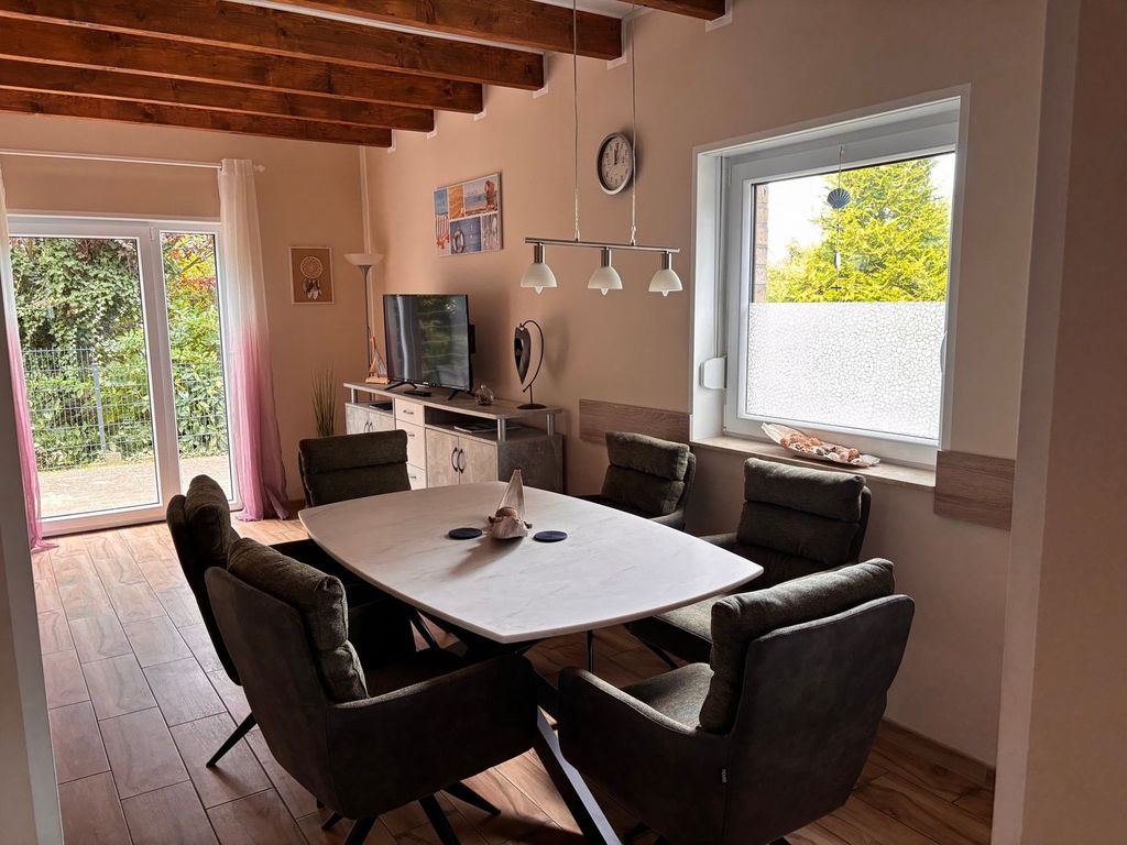 Wohnbereich mit Esstisch im wrho12, Haus Lea in Wremen