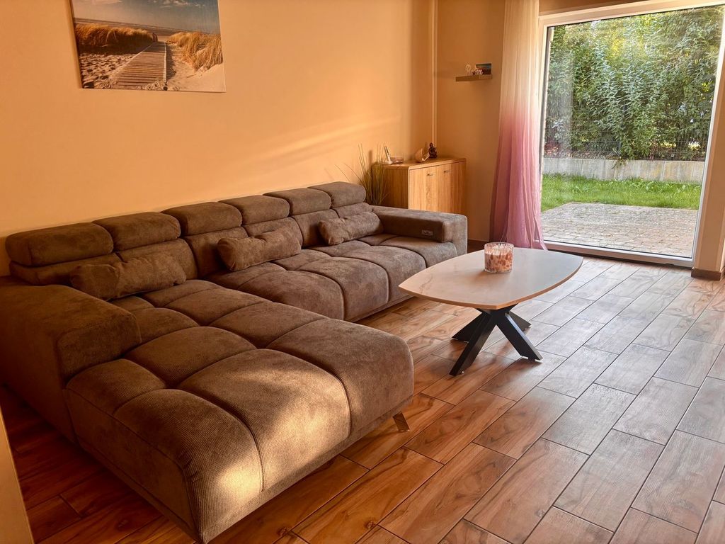 Wohn-Essbereich mit Couch im wrho12a, Haus Lanah in Wremen