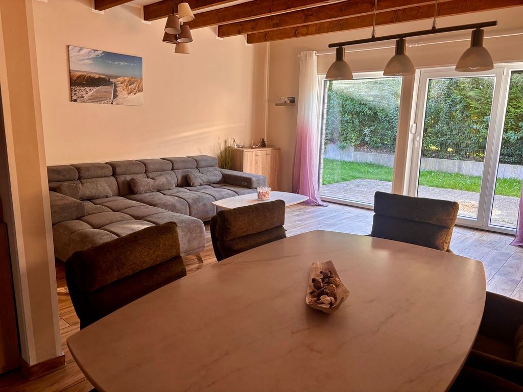 Wohn-Essbereich mit Couch und Esstisch im wrho12a, Haus Lanah in Wremen