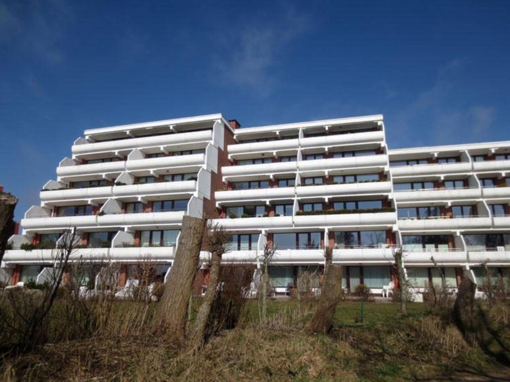 Die Wohnung ist im ersten Geschoss gelegen und verfügt über einen Balkon.
