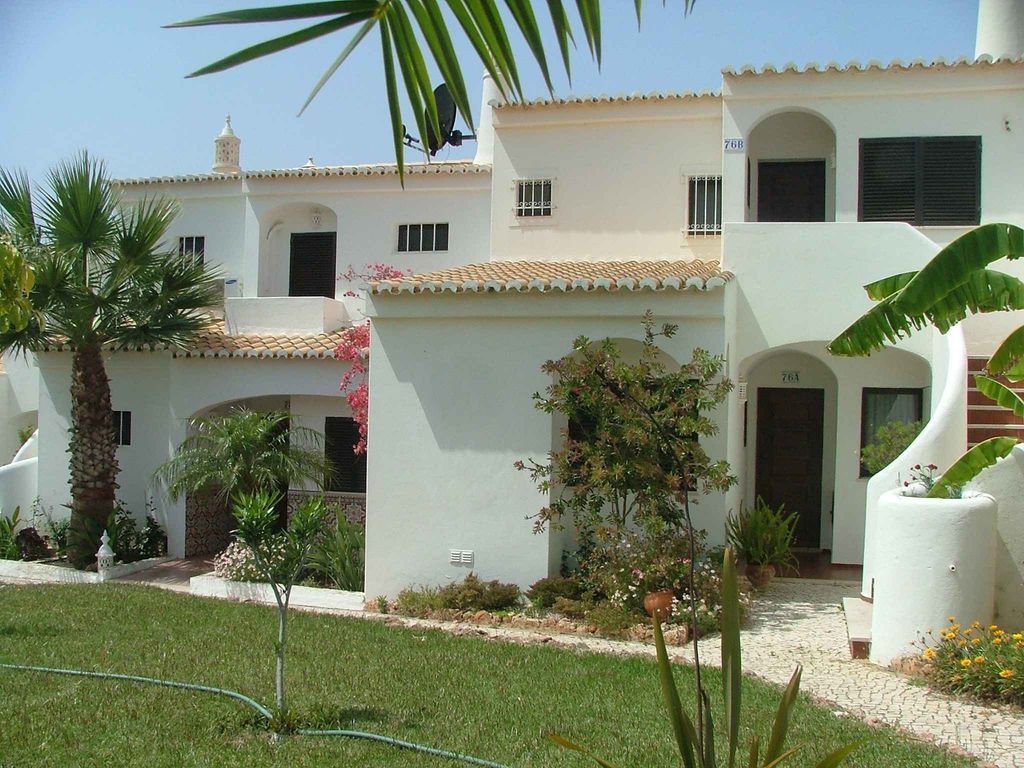 Ferienwohnung mit Balkon und Pool