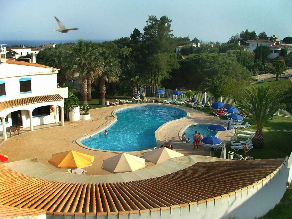 Villa mit Balkon und Pool