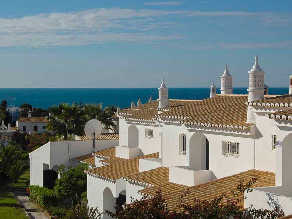 Villa mit Balkon und Pool