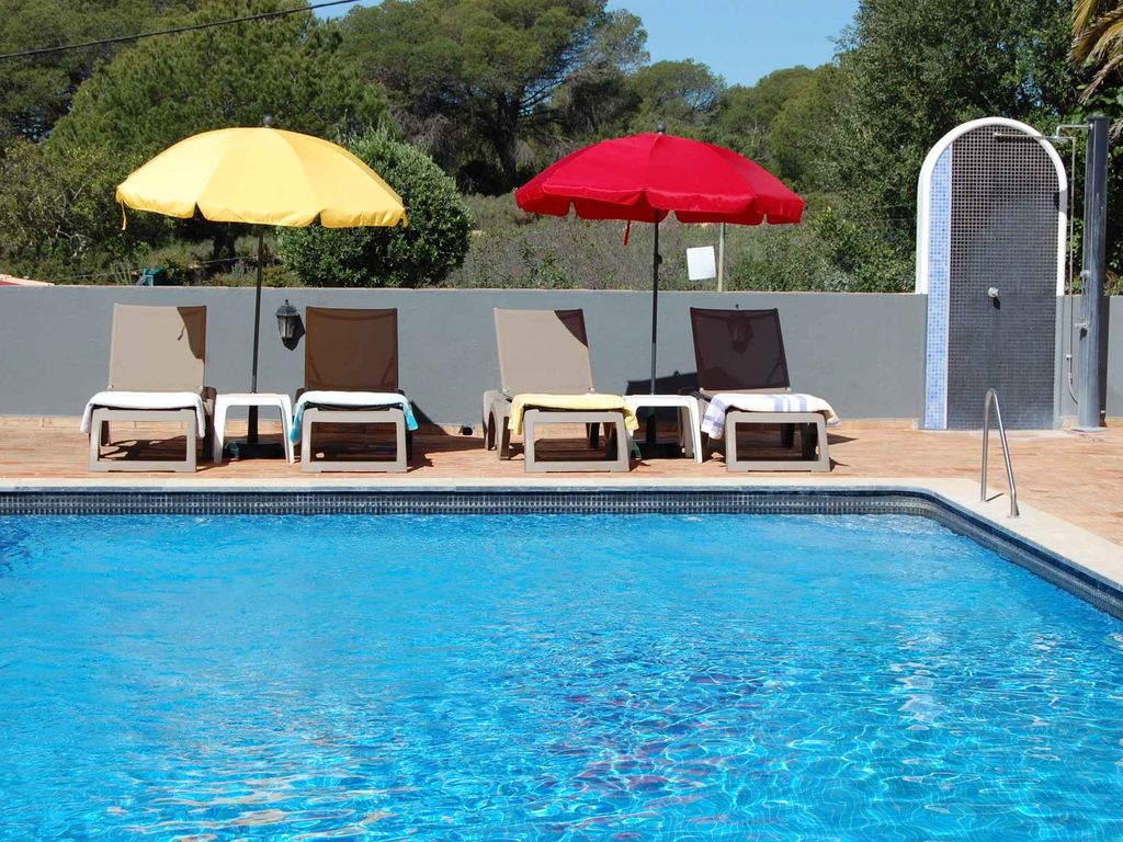Villa mit Pool, Garten und Kamin