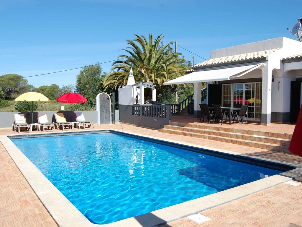 Villa mit Pool, Garten und Kamin