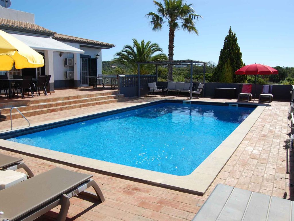 Villa mit Pool, Garten und Kamin