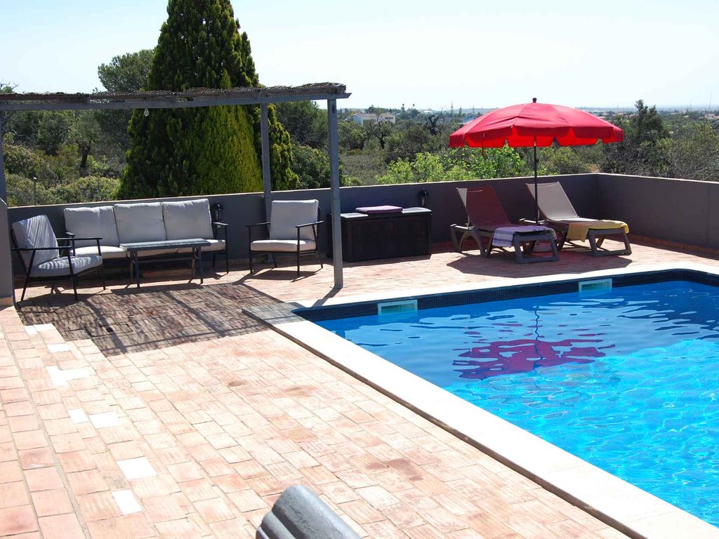Villa mit Pool, Garten und Kamin