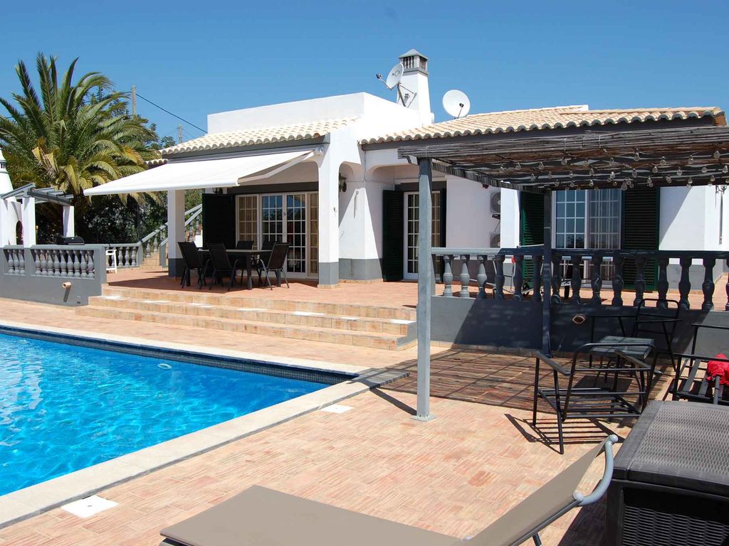 Villa mit Pool, Garten und Kamin