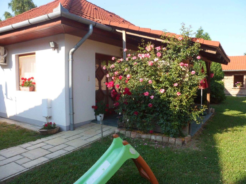 Ferienhaus mit Pool und überdachter Terrasse
