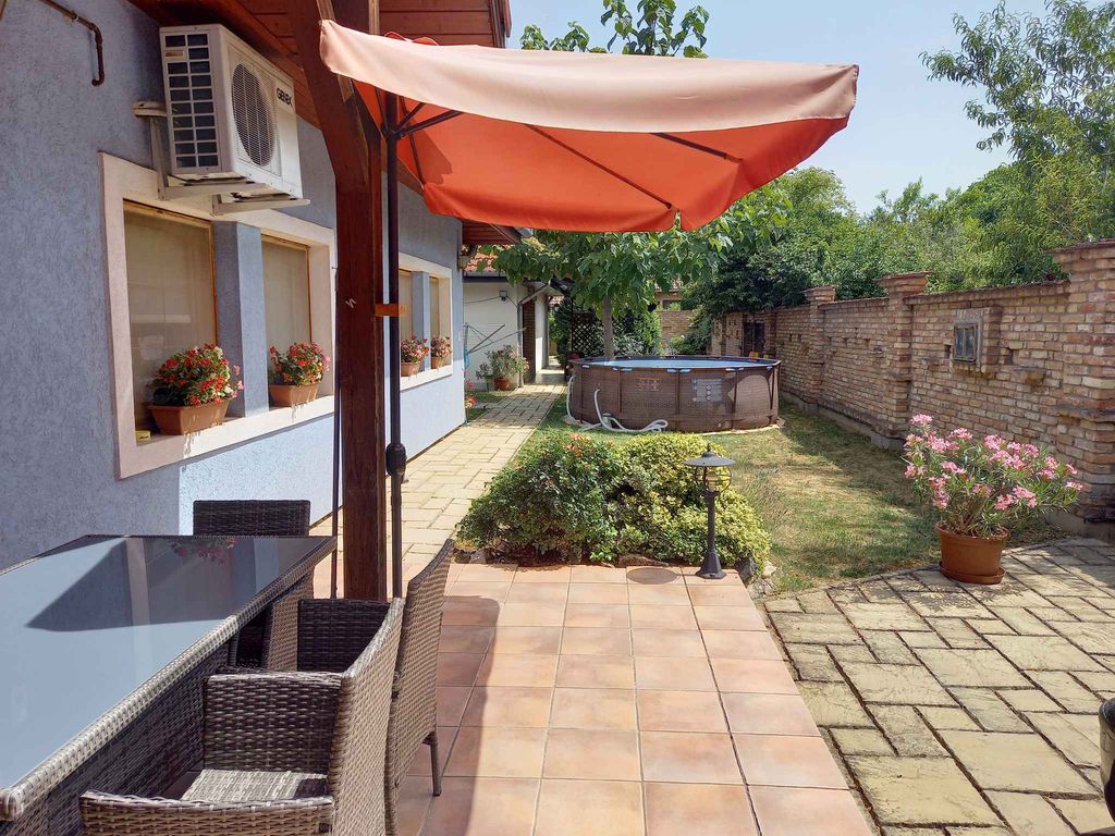 Ferienhaus mit Pool und überdachter Terrasse