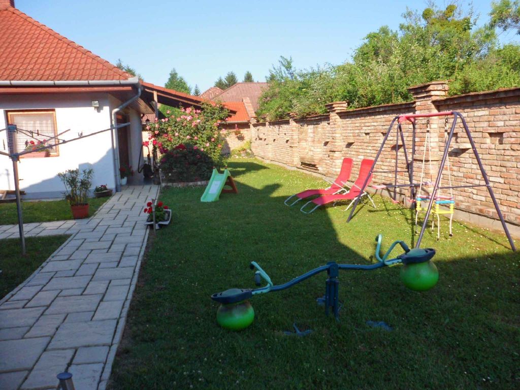Ferienhaus mit Pool und überdachter Terrasse