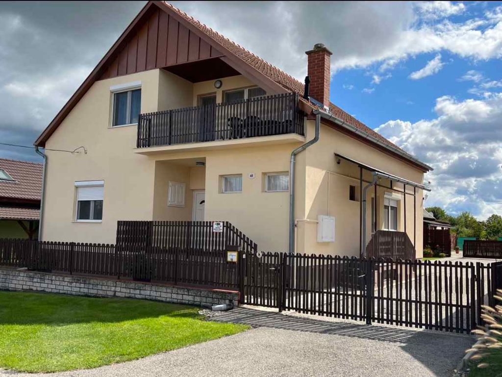 Ferienwohnung mit schönem Garten und Gartenpavillon