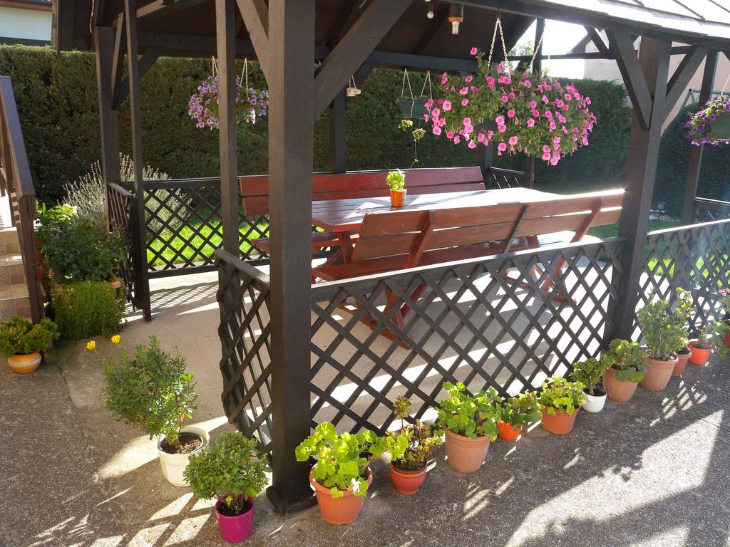 Ferienwohnung mit schönem Garten und Gartenpavillon