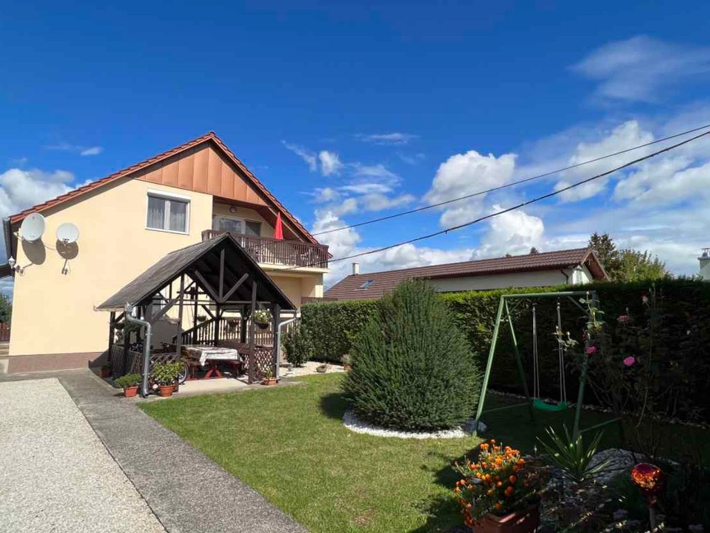 Ferienwohnung mit schönem Garten und Gartenpavillon