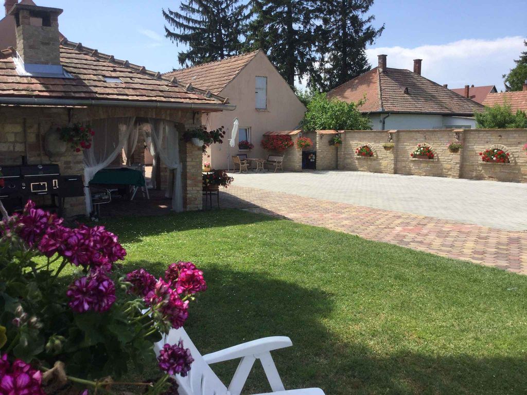 Ferienhaus mit Waschmaschine und Ofen im Aussen