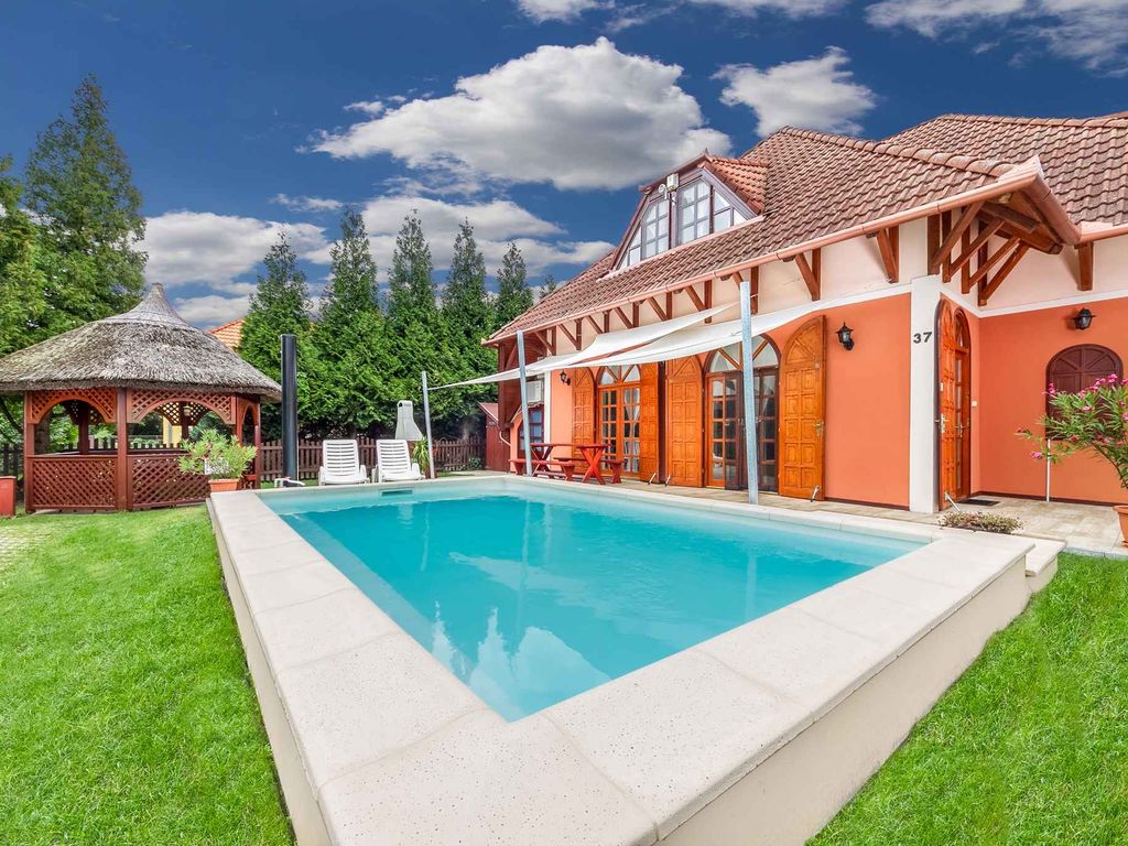 Ferienhaus mit Außenpool und Klimaanlage