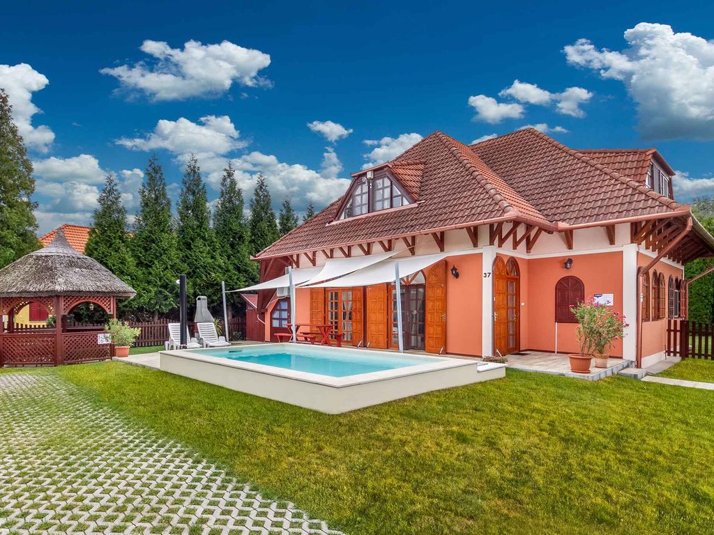 Ferienhaus mit Außenpool und Klimaanlage