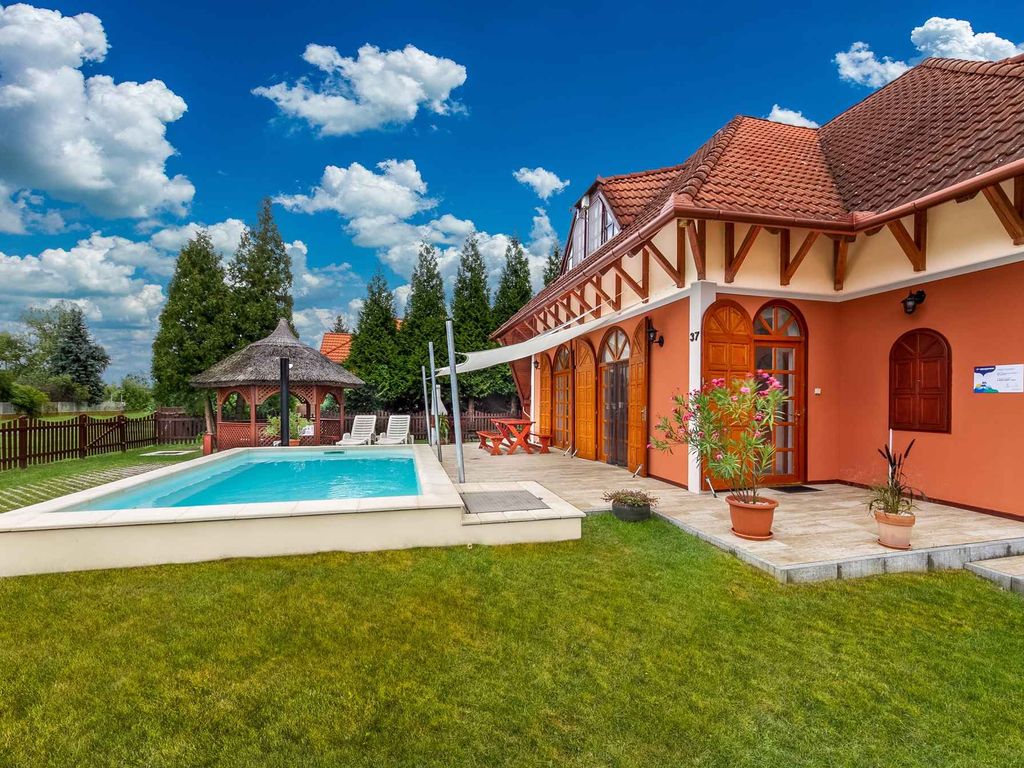 Ferienhaus mit Außenpool und Klimaanlage