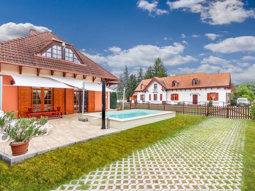Ferienhaus mit Außenpool und Klimaanlage