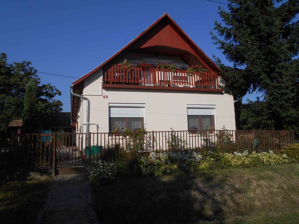Ferienwohnung mit Terrasse und Gartenpavillon