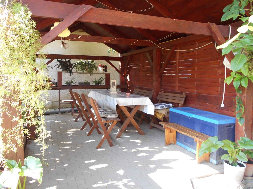 Ferienwohnung mit Terrasse und Gartenpavillon
