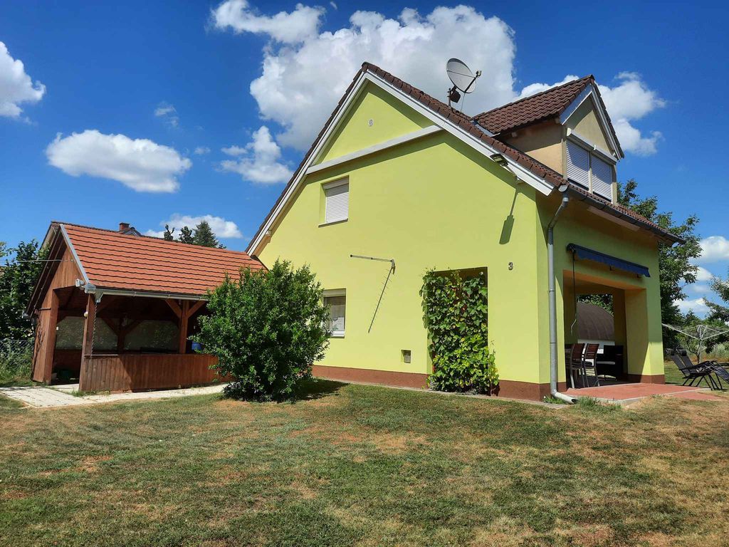 Ferienhaus in ungestörten Ruhe mit riesengroßen Garten