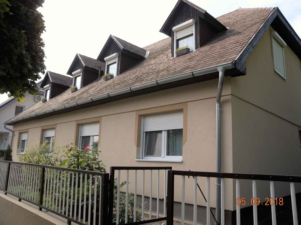 Ferienwohnung mit Gartenpavillon in der Mitte