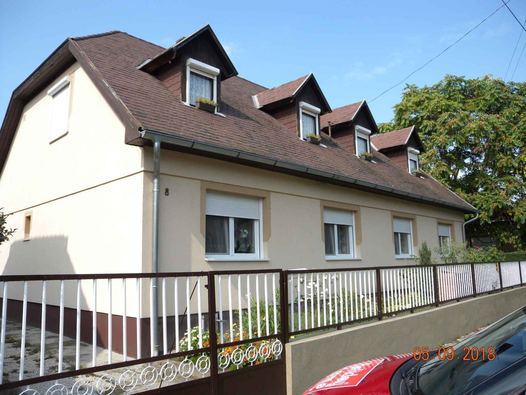 Ferienwohnung mit Gartenpavillon in der Mitte