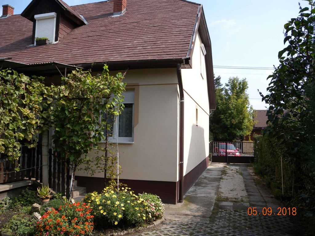 Ferienwohnung mit Gartenpavillon in der Mitte