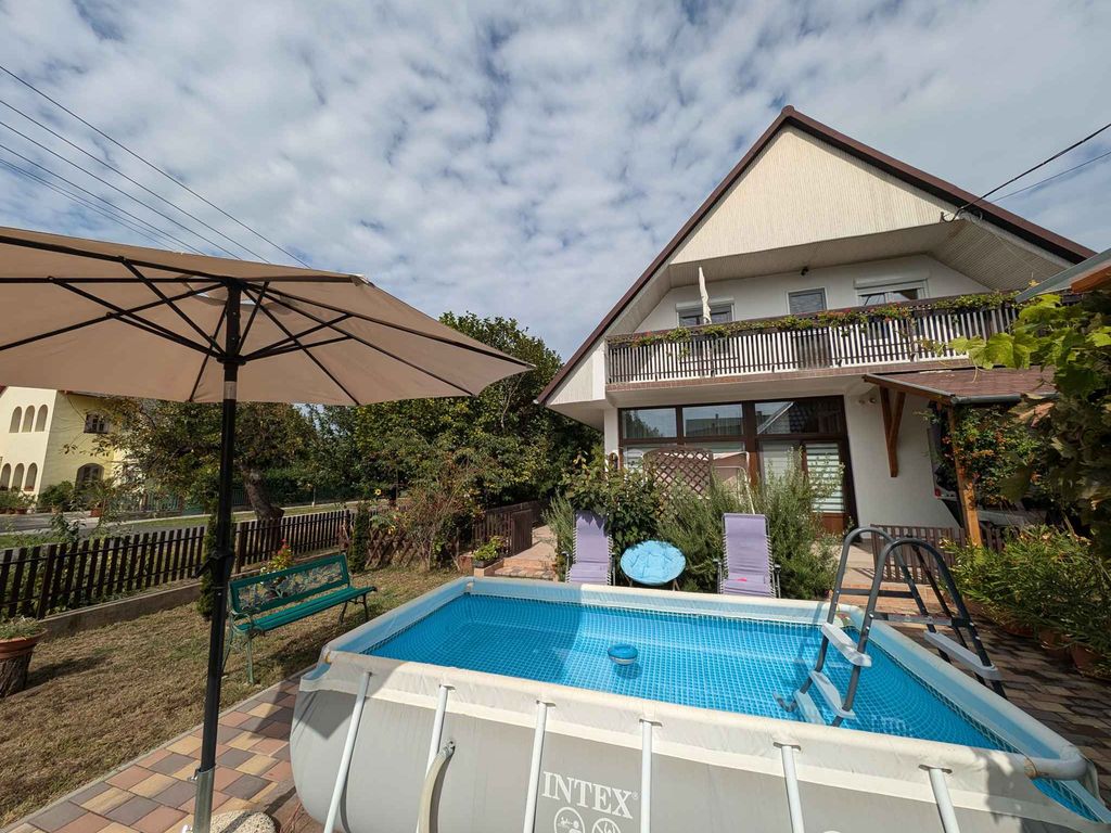 Ferienwohnung mit Außenpool , Terrasse und WLAN