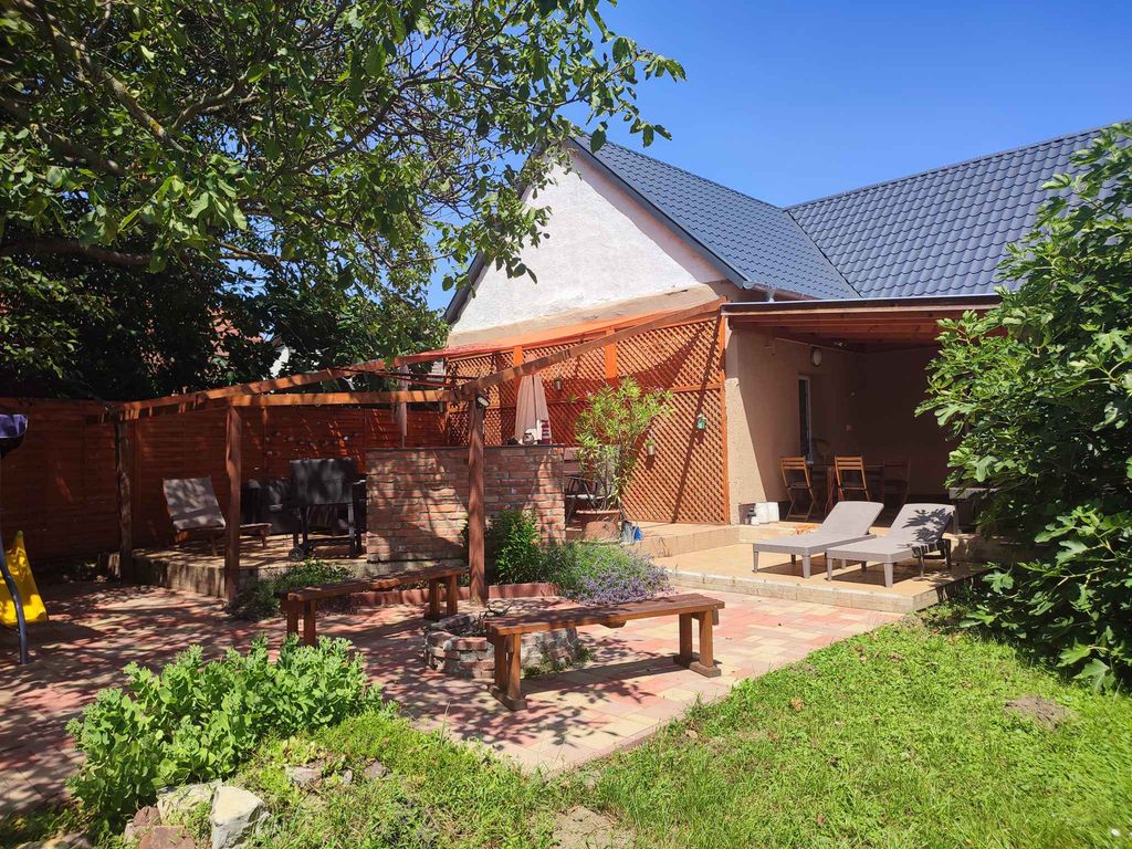 Ferienhaus 1000 m vom Wasser mit grosser Terrasse, Pavilon und Gartenmöbel