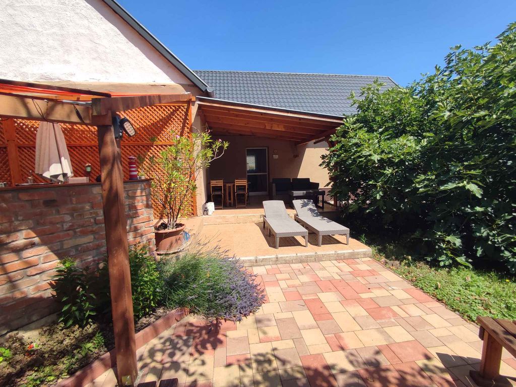 Ferienhaus 1000 m vom Wasser mit grosser Terrasse, Pavilon und Gartenmöbel