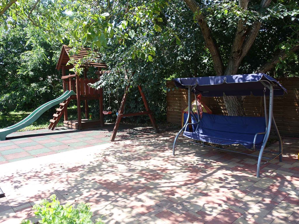 Ferienhaus 1000 m vom Wasser mit grosser Terrasse, Pavilon und Gartenmöbel