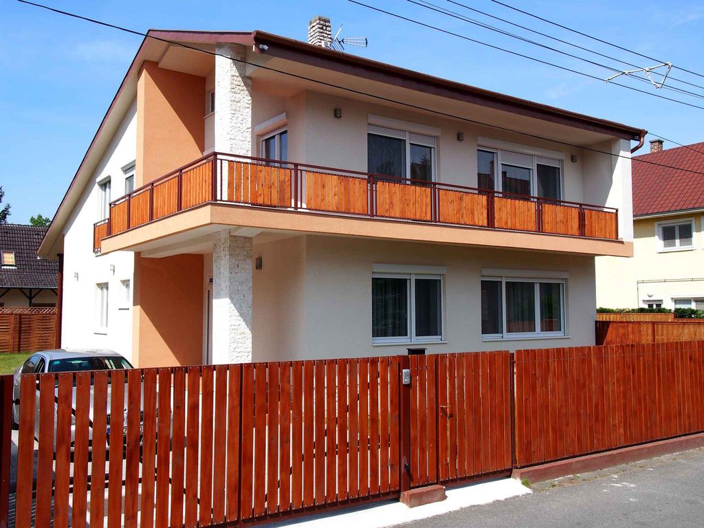 Ferienwohnung mit Klimaanlage, Internet und großem Balkon