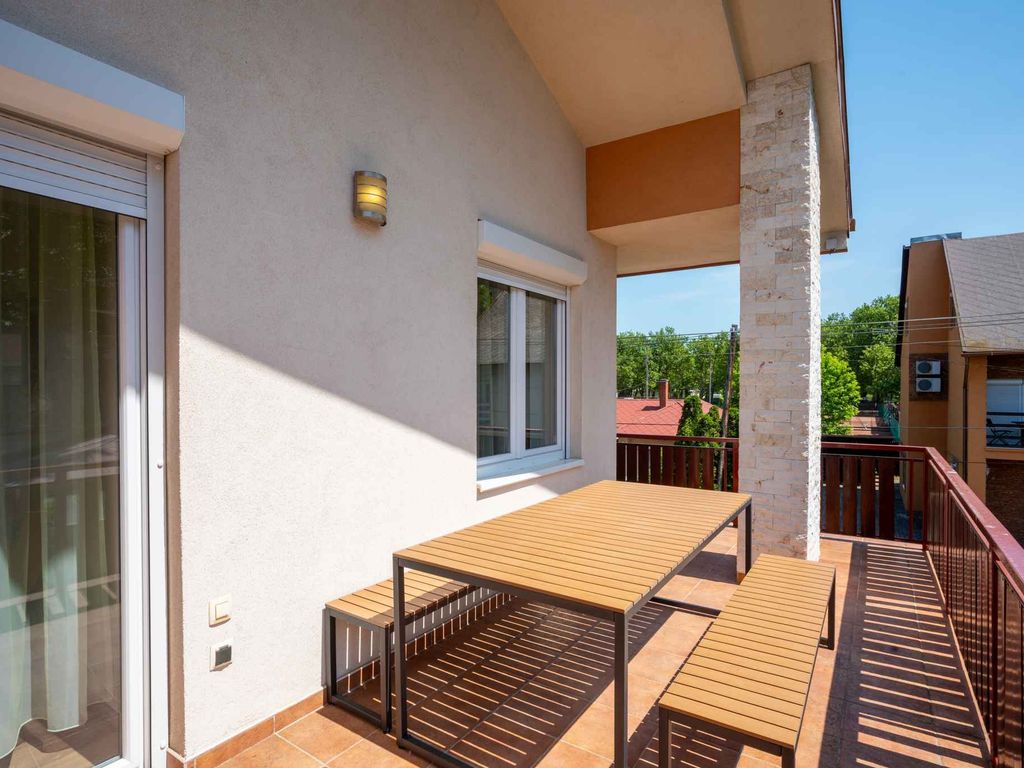 Ferienwohnung mit Klimaanlage, Internet und großem Balkon