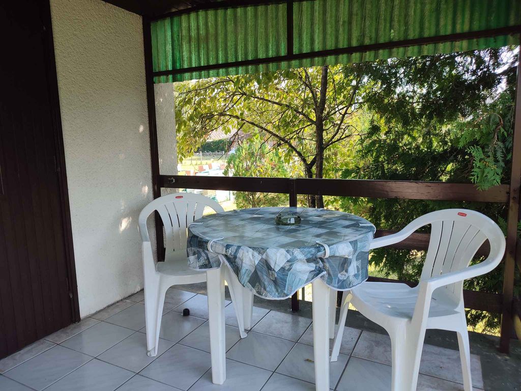 Studio mit Gartenmöbeln in der Nähe vom Balaton