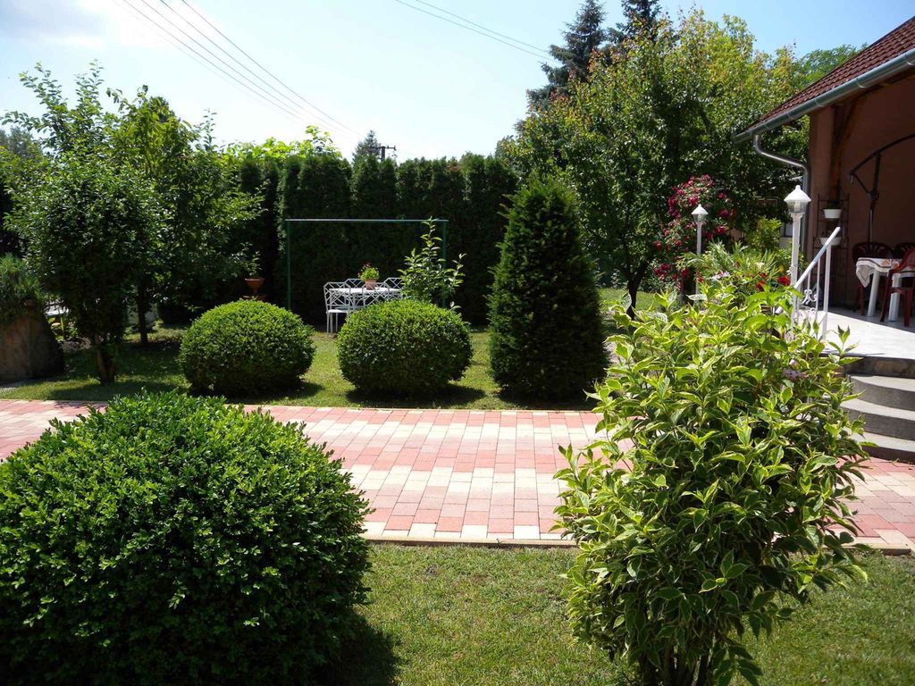 Ferienwohnung mit Balkon und wunderschönem Garten