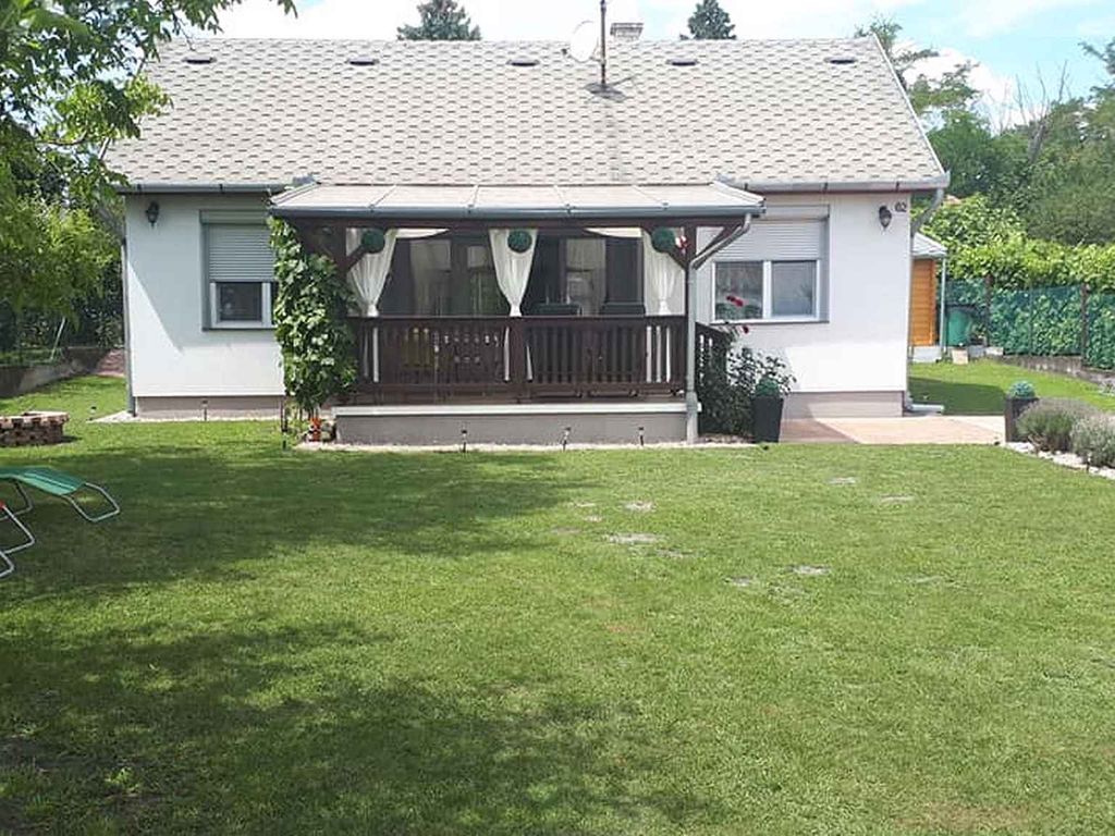 Ferienhaus mit Spielzeug im Garten