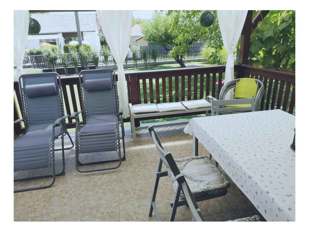 Ferienhaus mit Spielzeug im Garten