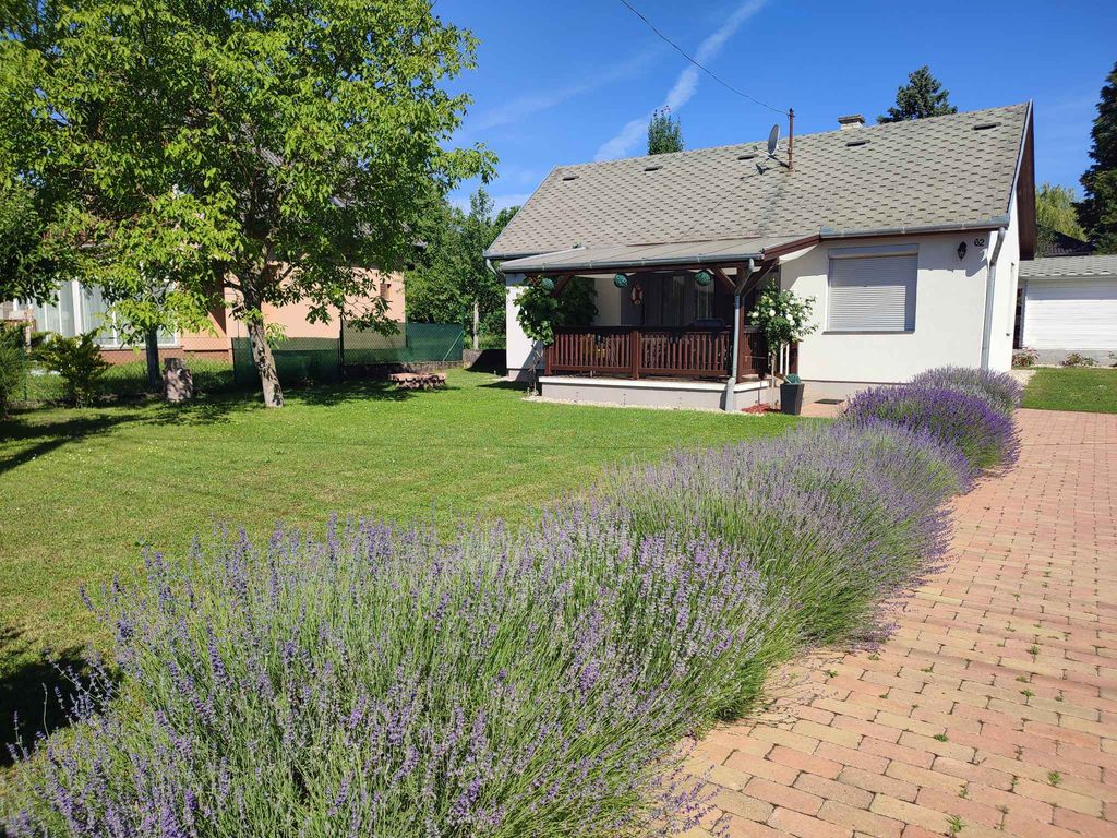 Ferienhaus mit Spielzeug im Garten
