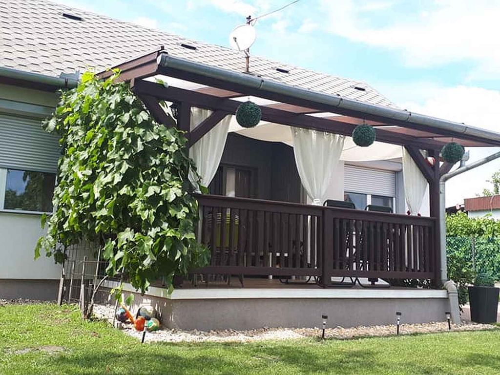 Ferienhaus mit Spielzeug im Garten