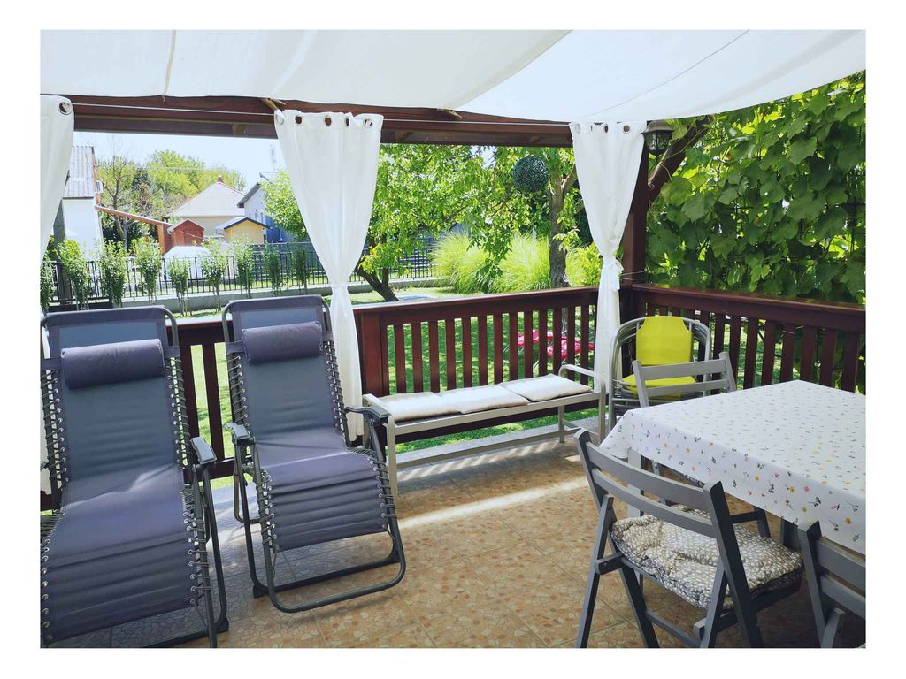 Ferienhaus mit Spielzeug im Garten