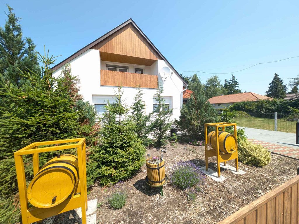 Ferienhaus mit großem Garten, WLAN und Klimaanlage