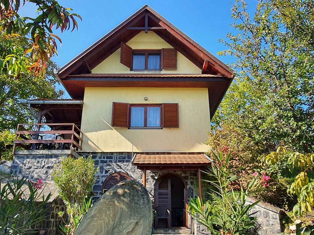 Ferienhaus mit schönem Panorama und großem Garten