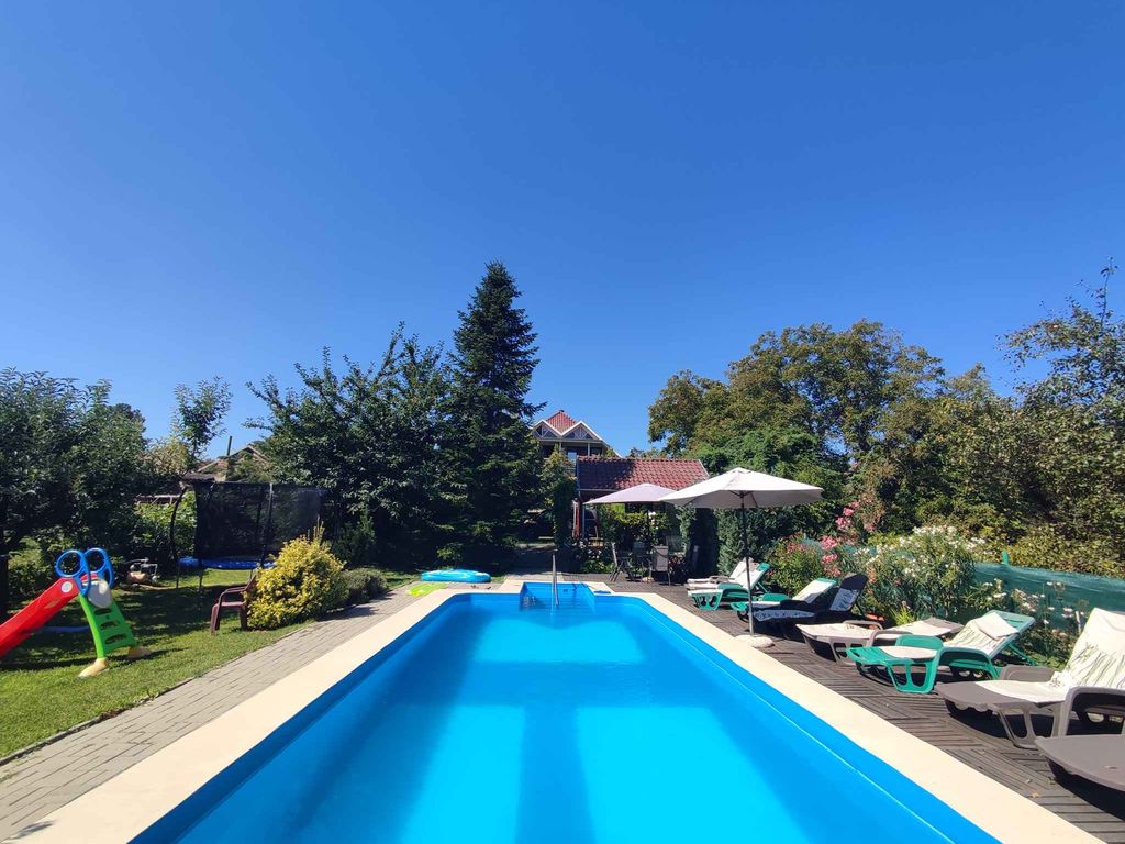 Ferienwohnung mit Pool und Spielplatz