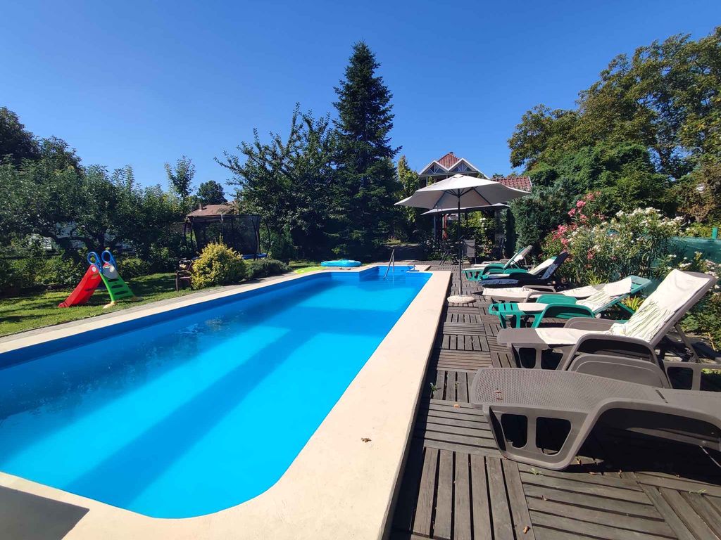 Ferienwohnung mit Pool und Spielplatz