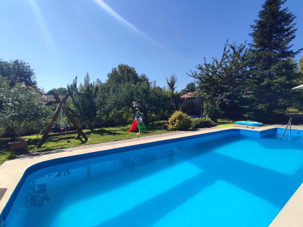 Ferienwohnung mit Pool und Spielplatz