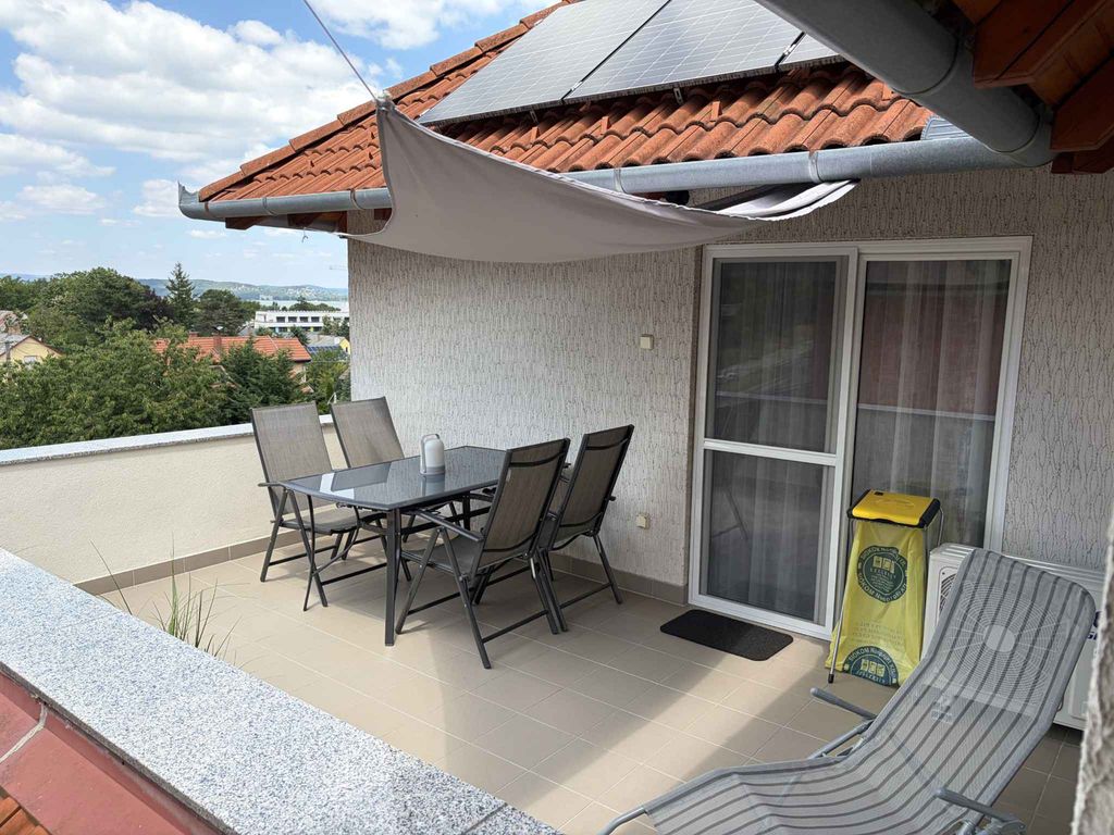 Ferienwohnung mit Balkon und Ausblick auf den See