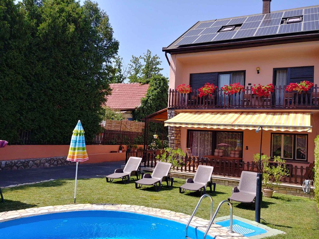 Ferienwohnung mit Pool und Internet
