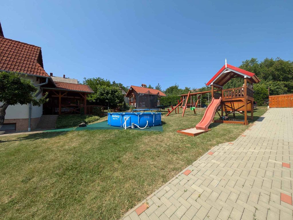 Ferienwohnung mit Kinderspielplatz und Pool